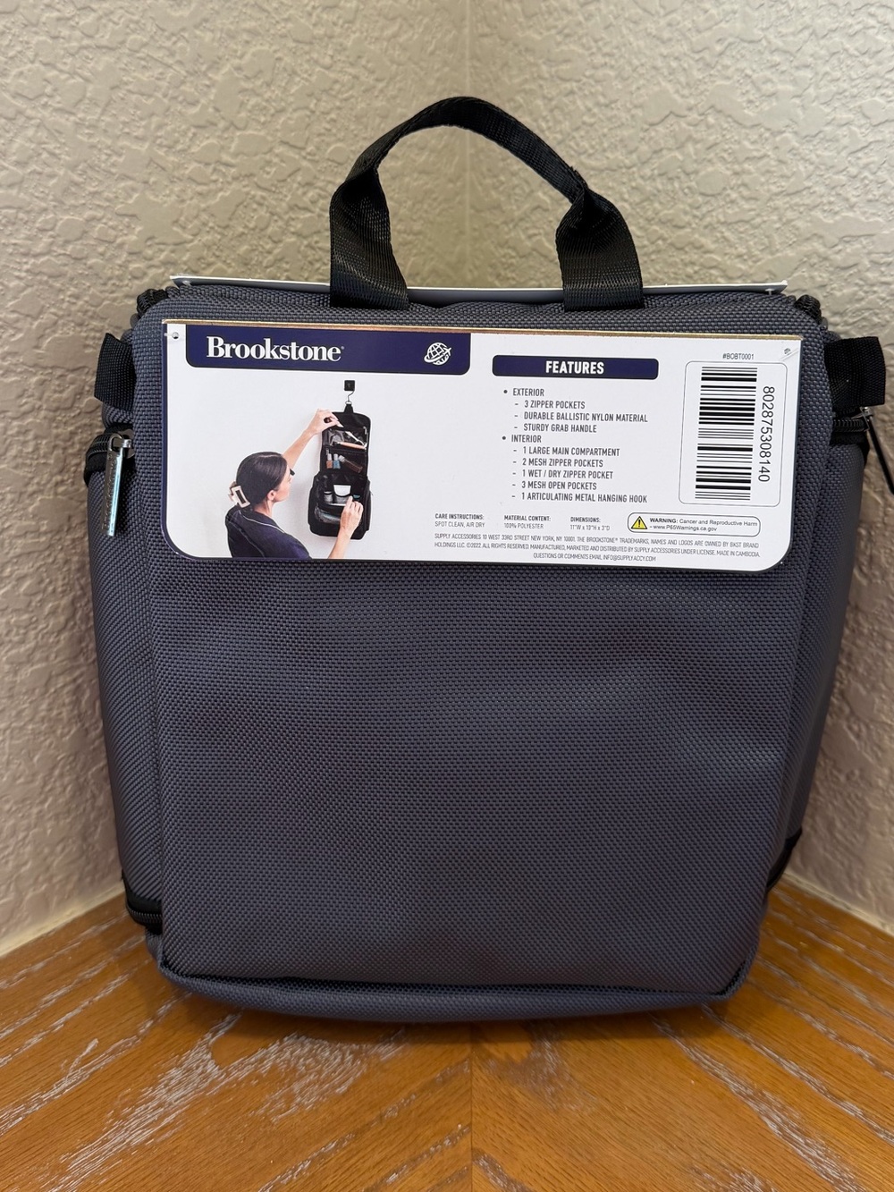 NWT Brookstone Gray Hanging Toiletry Bag - Picture 3 of 8